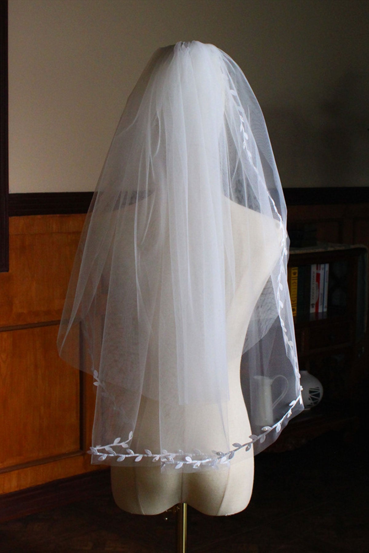 Leaf Lace Edge Two Tier Tulle Bridal Fingertip Length Wedding Veils UK