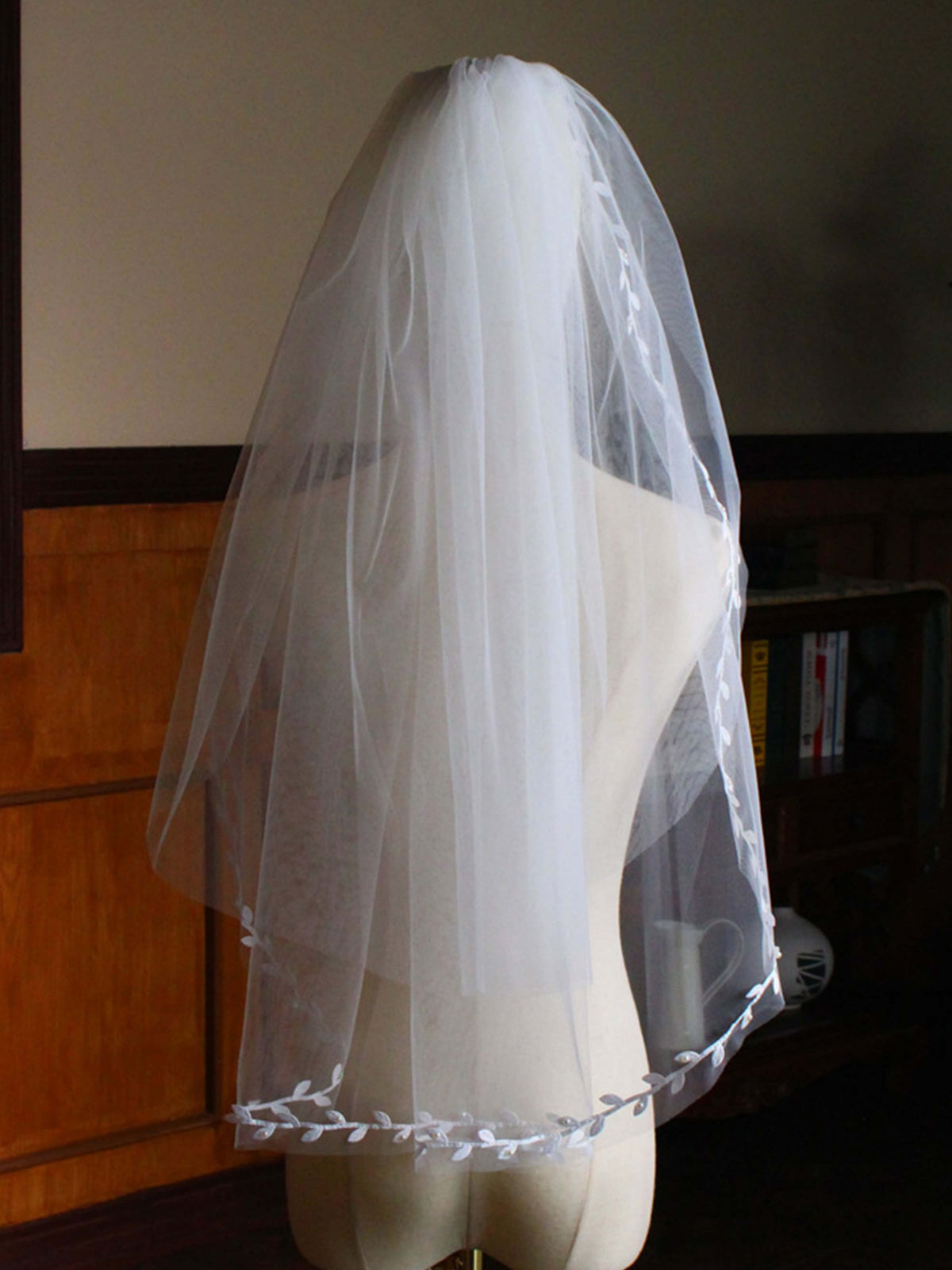 Leaf Lace Edge Two Tier Tulle Bridal Fingertip Length Wedding Veils UK