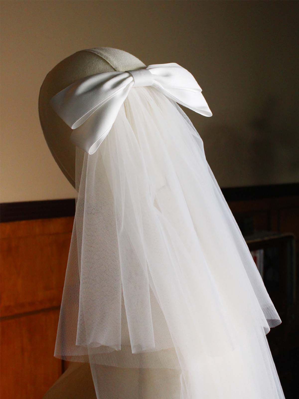 Bow Cut Edge Two Tier Tulle Bridal Elbow Length Short Wedding Veils With Blusher UK