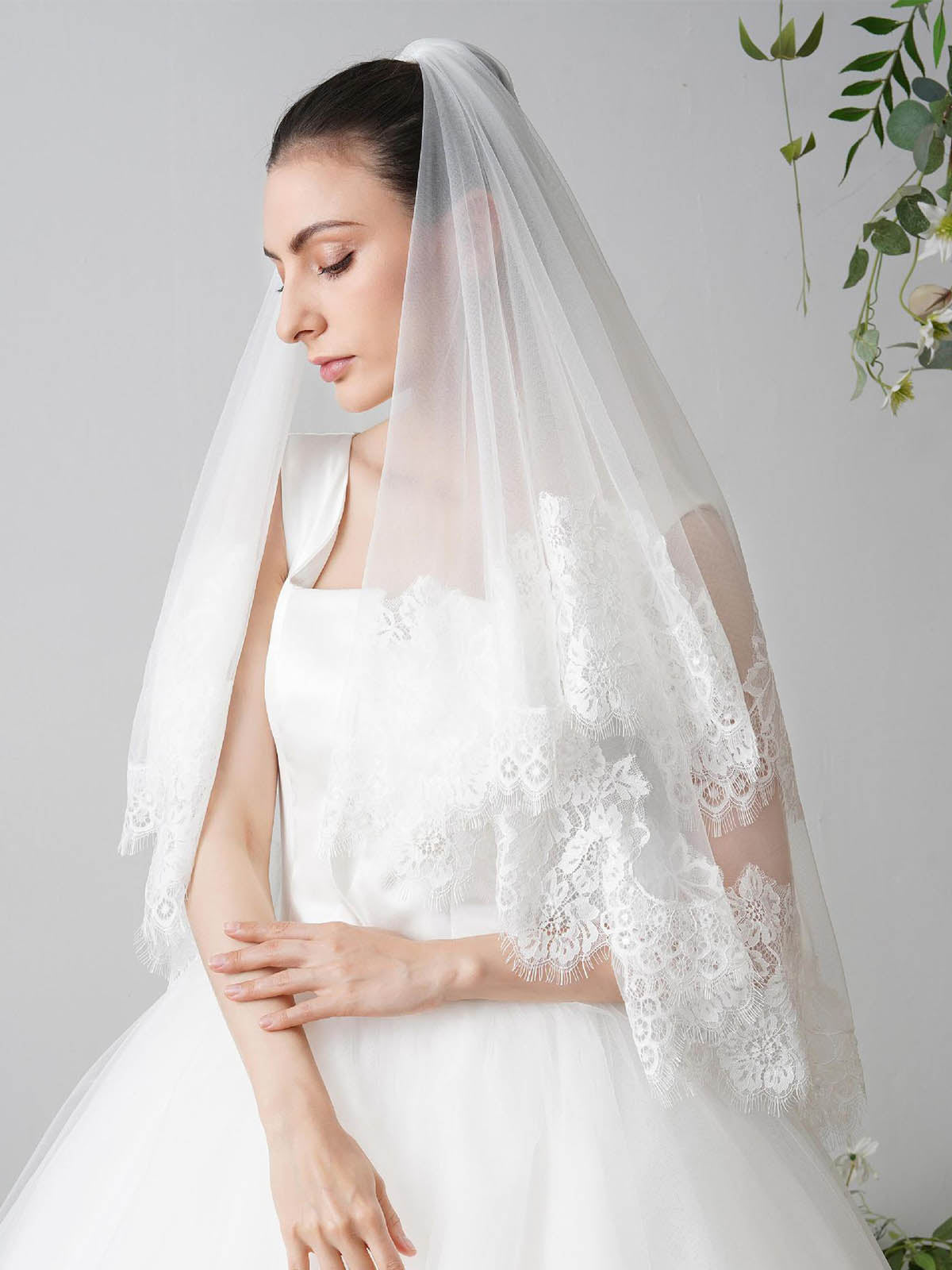 Lace Cut Edge Two Tier Tulle Bridal Fingertip Length Wedding Veils With Blusher UK