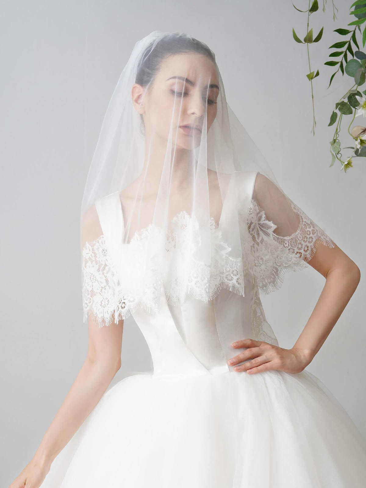 Lace Cut Edge Two Tier Tulle Bridal Fingertip Length Wedding Veils With Blusher UK